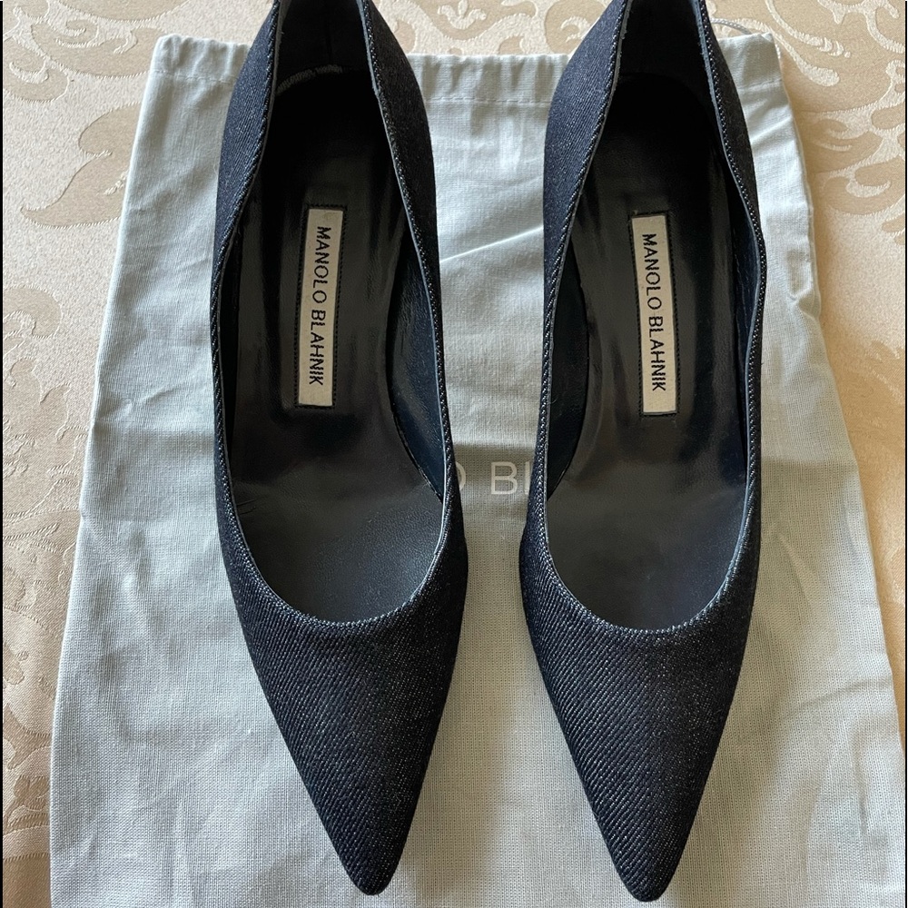 Manolo Blahnik kitten heel shoes NWOT